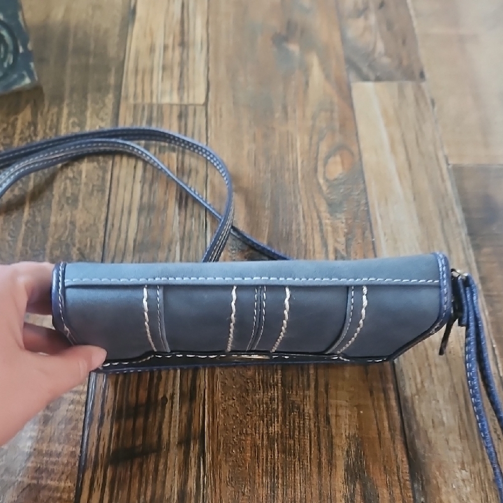 boc Navy and Light Blue Wristlet Clutch With Crossbody Strap - Picture 7 of 9